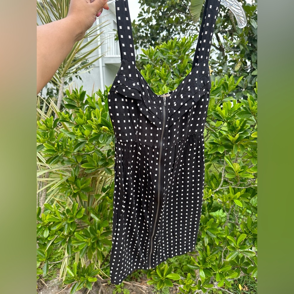 Black and white casual dress ~ dotted ~ zip up